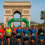 Corredores bajo el arco del triunfo de París